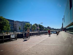 Path down to cycle parking at Delft station