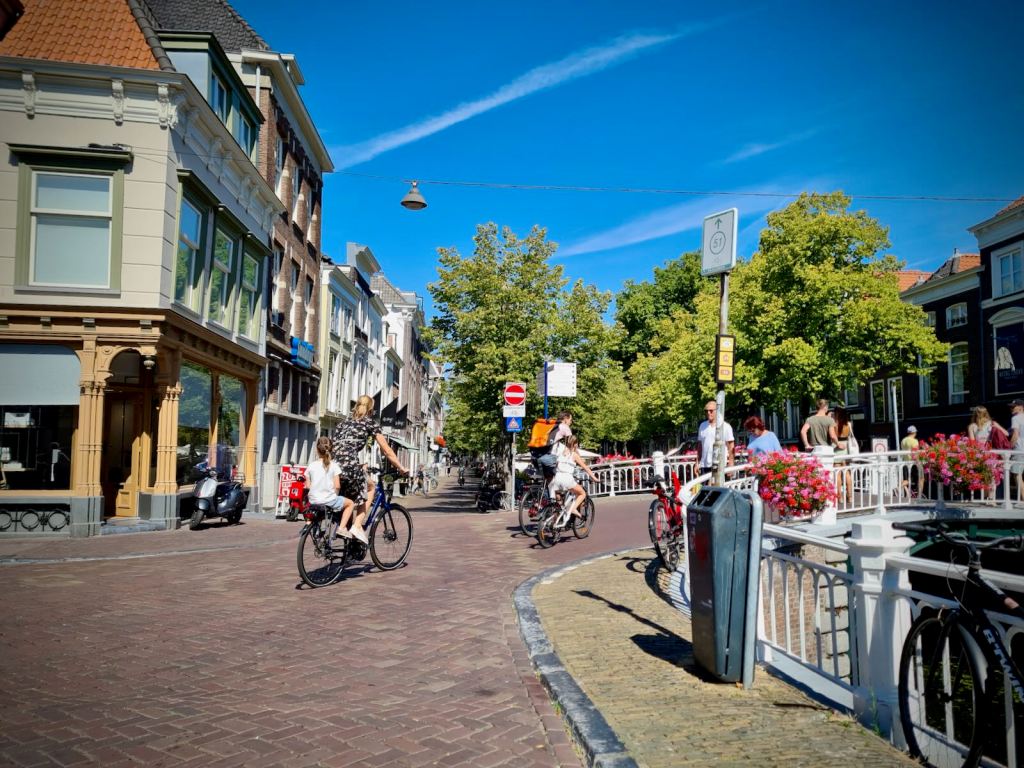 People walking and cycling over Mauriciusbrug bridge