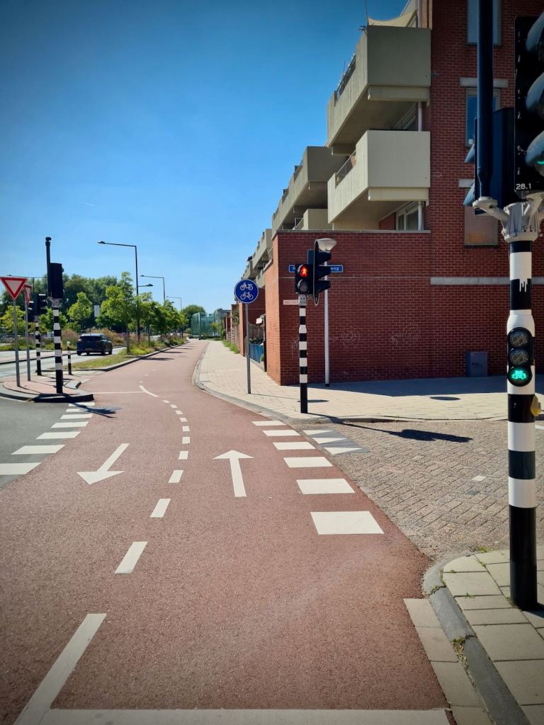 Two-way cycle path across junction