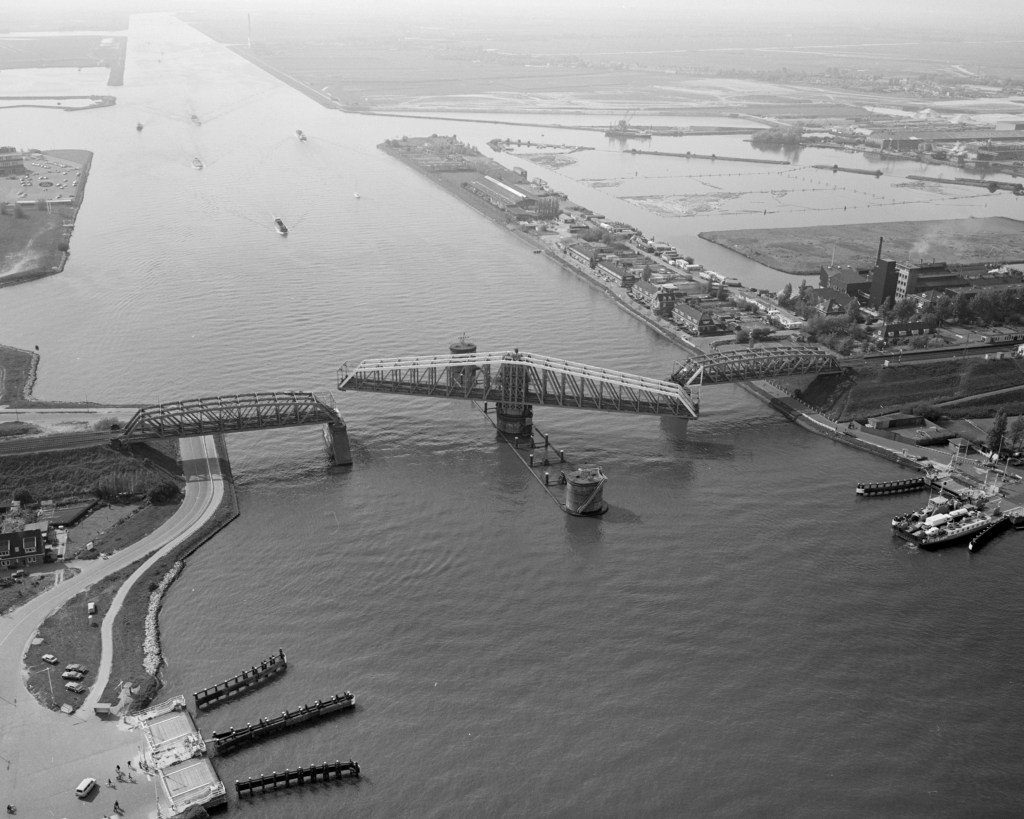 Former Hembrug bridge, Beeldbank VenW / Afdeling Multimedia Rijkswaterstaat, via Wikimedia Commons
