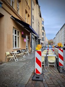 Pop-up seating at Hackbarth’s on Auguststraße