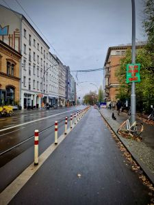 Wand protected cycle lane on Invalidenstraße