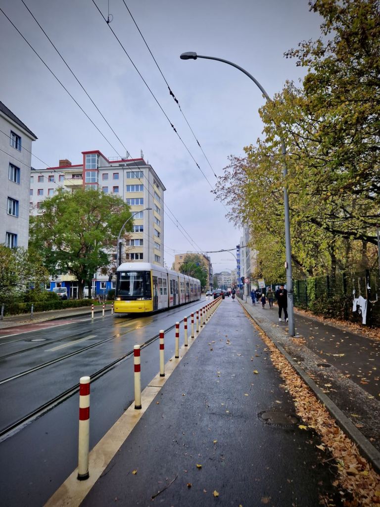 Wand protected cycle lane and tram on Invalidenstraße