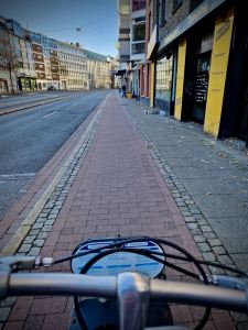 Paved cycle path on Bürgermeister-Smidt-Straße