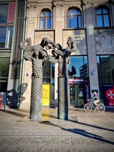 Affentor sculpture by Jörg Immendorff