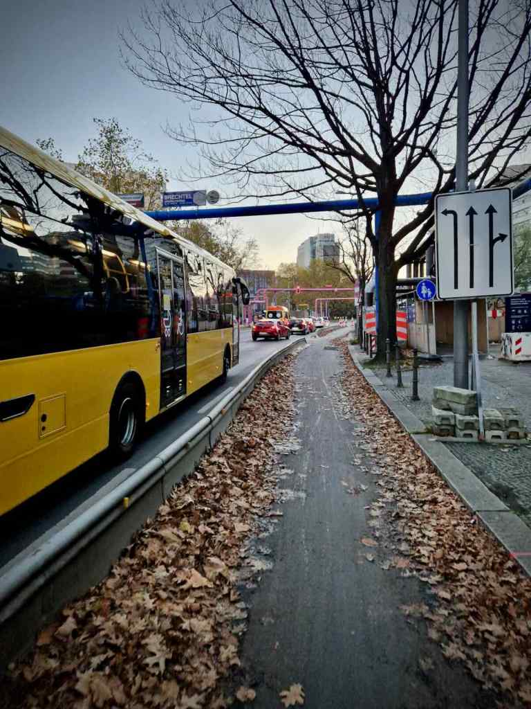 Pop-up cycle path on Schillstraße