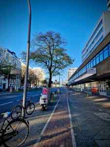 Narrow paved cycle path on Potsdamer Straße