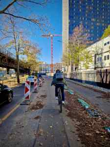 Protected cycle lane on Hallesches Ufer