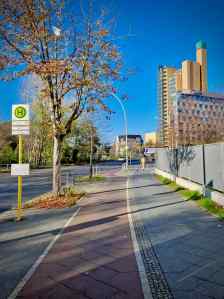 Paved cycle path on Hallesches Ufer