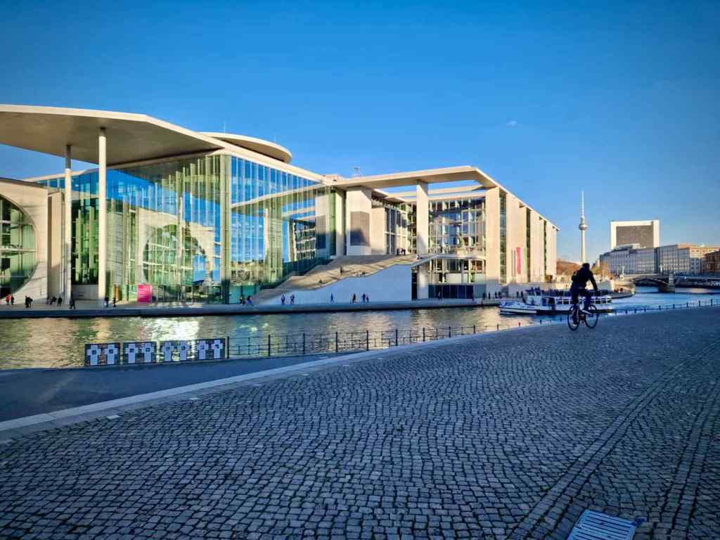 Riding along the Spree, views of Bibliothek des Deutschen Bundestages