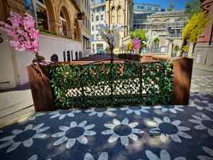 Outdoor seating on St Stephen's Avenue