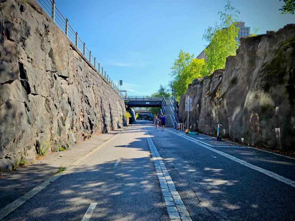 Very clean and tidy Baana, with parking spots for e-scooters and step access