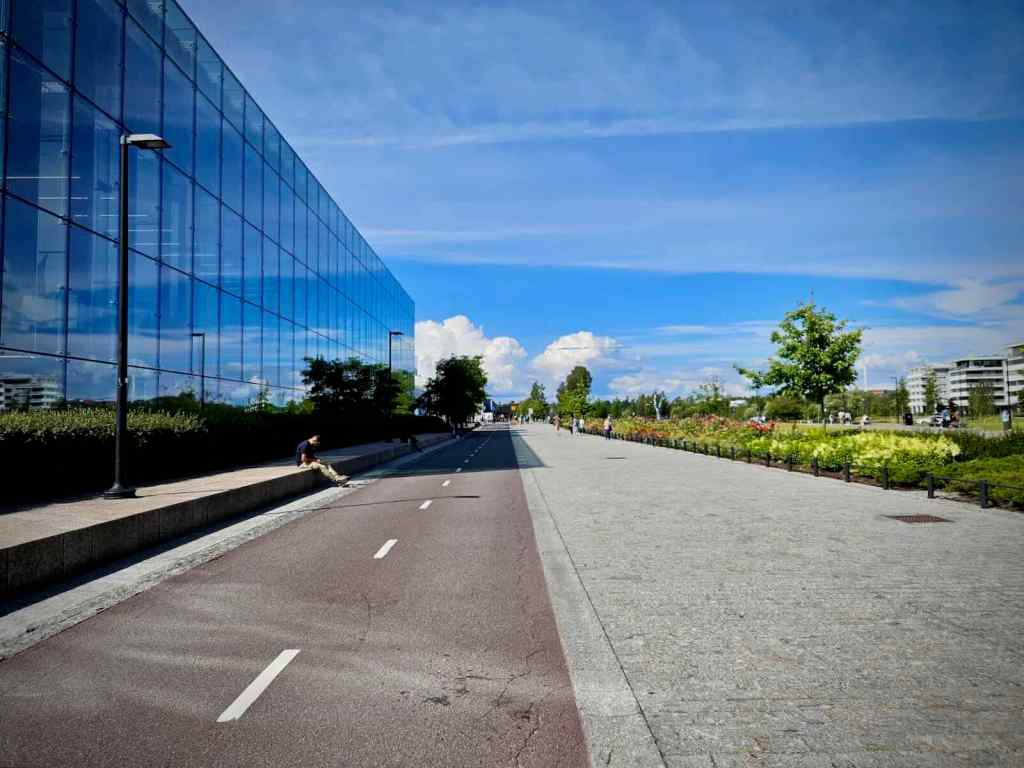 Very high quality two-way cycle path next to Musiikkitalo