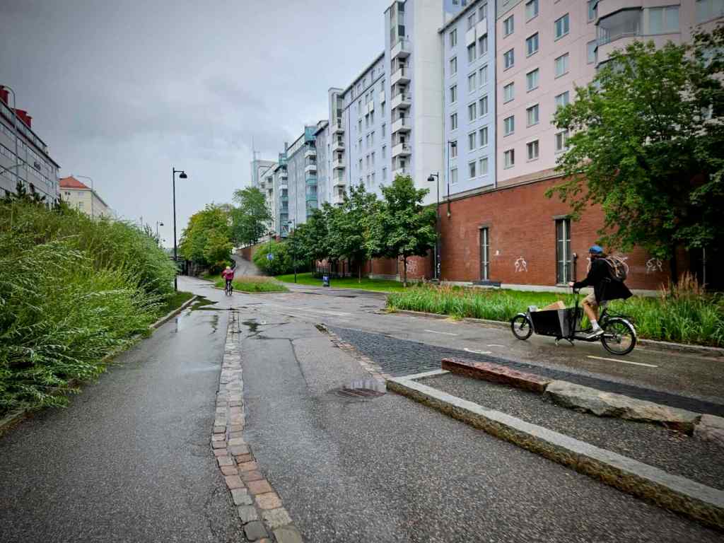 Nice open section with planting and seating, just after passing under Lapinlahdenkatu