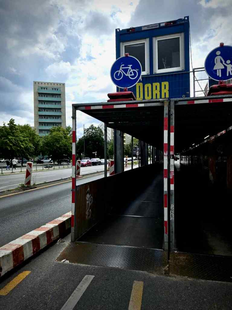 Impressive temporary walking and cycling routes at a construction site on Alexanderstraße