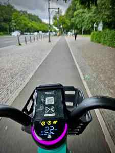 Footway level cycle path on Straße des 17. Juni