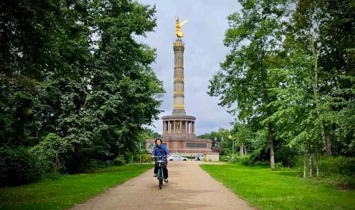 Riding in the In the Tiergarten, Siegessäule (Victory Column) in the background