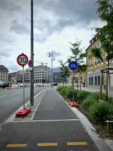 Decent footway level cycle path