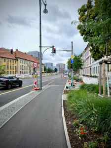 Decent footway level cycle path