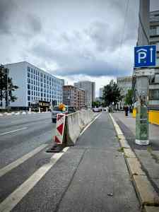 Cycle lane with protection on Mühlendammbrücke