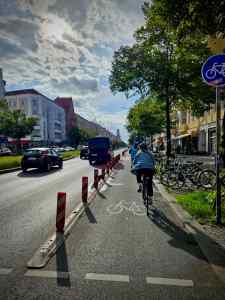 Wand protected cycle lane on Frankfurter Allee
