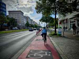 Wand protected cycle lane on Frankfurter Allee