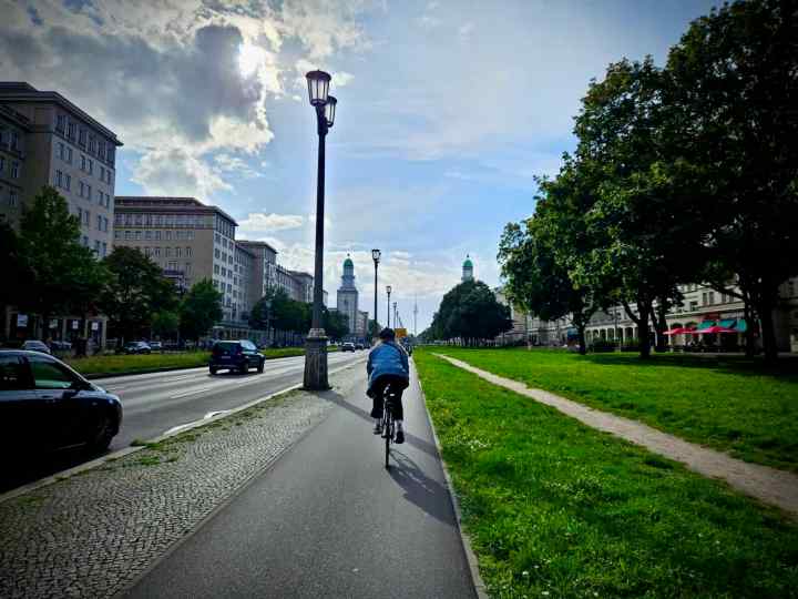 Footway level cycle path on Frankfurter Allee