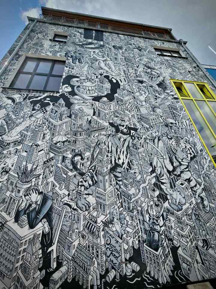 Artwork on the front of Holzmarkt 25