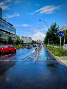 Wand protected cycle lane on Holzmarktstraße
