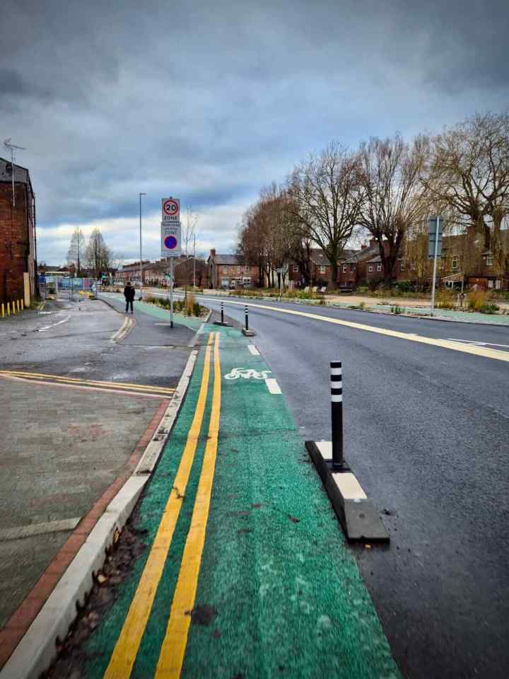 Quite oversized wands and a narrow lane to start with, before the cycle path begins