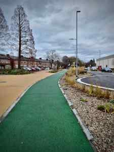 Cycle path near the roundabout, no access from the roundabout for cycles