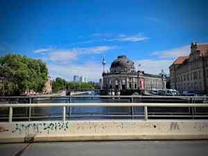 Riding across the Spree on Ebertsbrücke