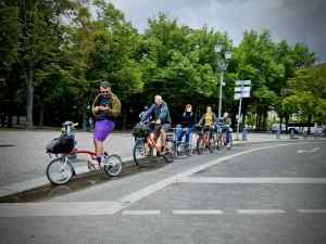 People on a bike tour waiting in Platz des 18. März