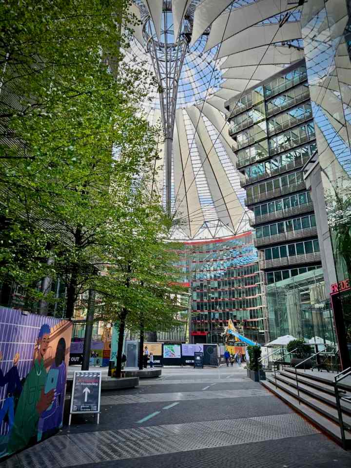 Inside Das Center am Potsdamer Platz