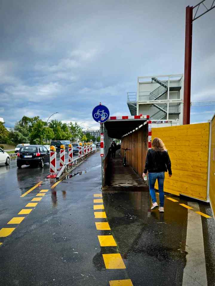 Temporary cycle lane and footpath on Potsdamer Straße