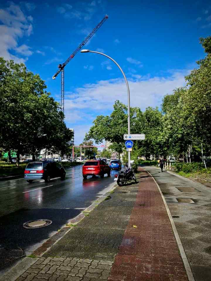 Narrow paved cycle path on An d. Urania