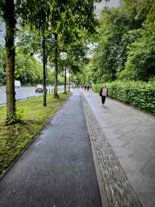 Cycle path on Straße des 17. Juni