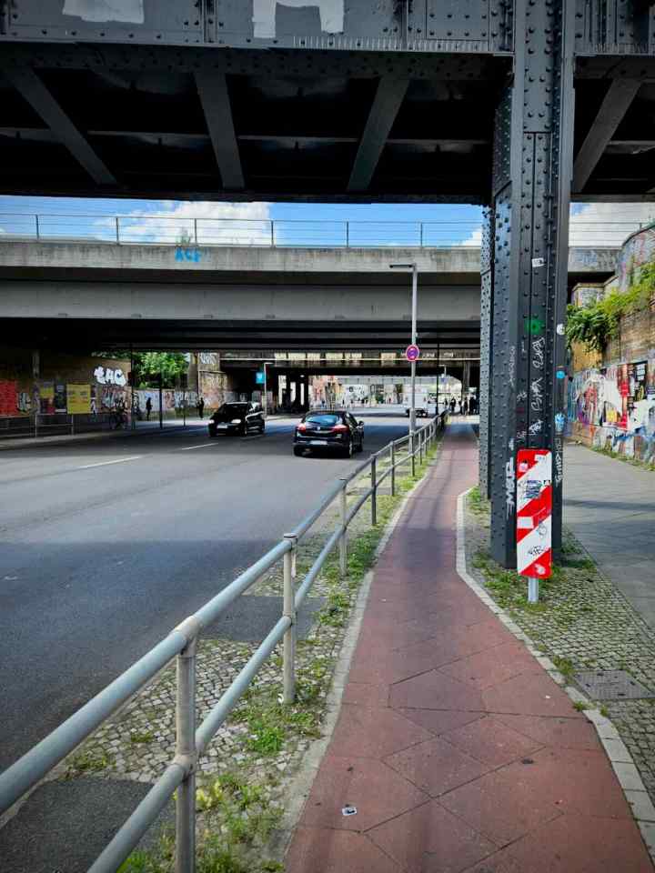 Narrow cycle path on Yorckstraße