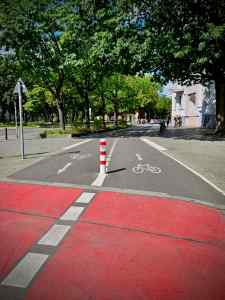 Painted cycle lane and bollard on Bülowstraße