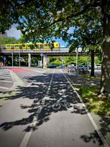 Cycle lane on Bülowstraße, approaching U-Bahn viaduct
