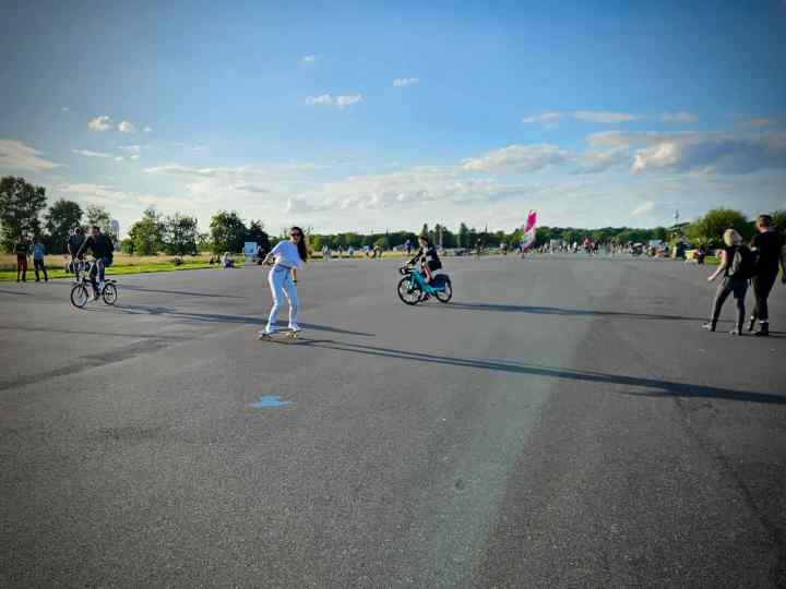 People having fun at Tempelhofer Feld
