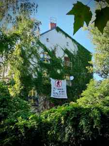 Anti-war sign on a building on Fraenkelufer