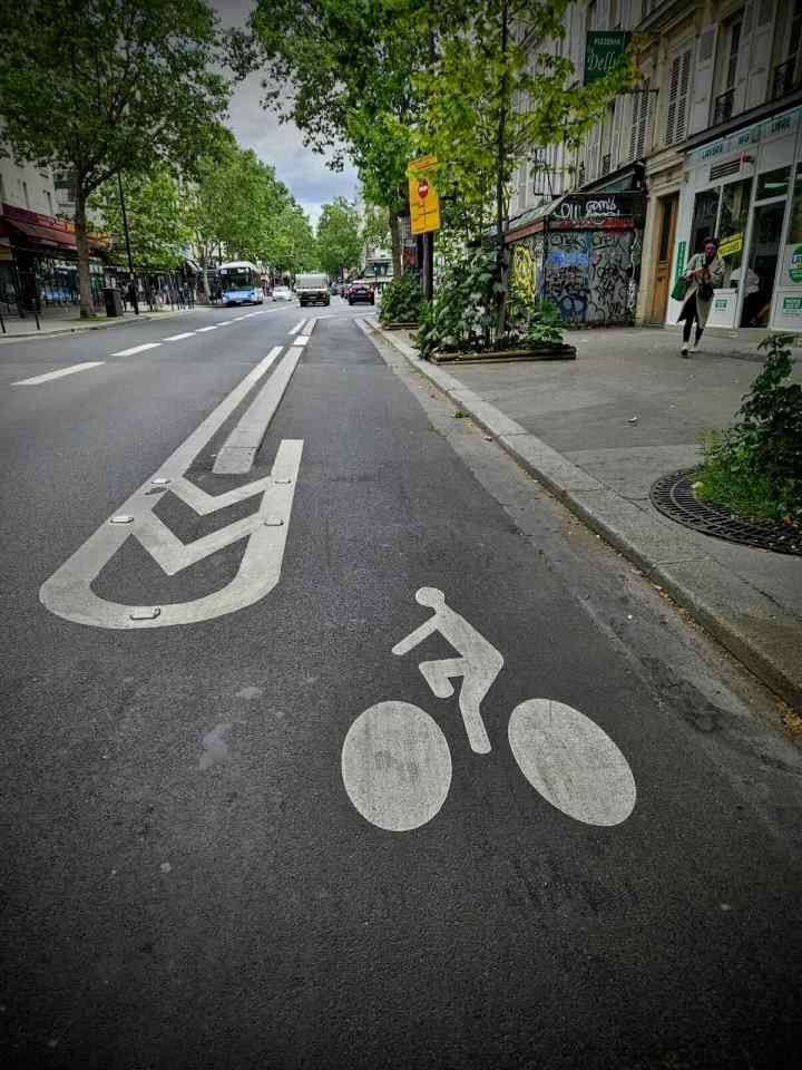 Kerb protected cycle lane on Avenue de Clichy