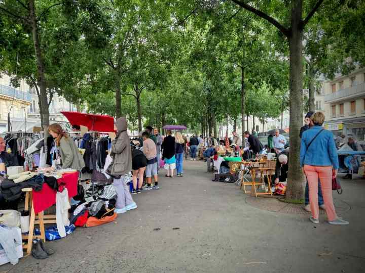 Outdoor market in the middle of Boulevard des Batignolles