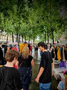 Outdoor market in the middle of Boulevard des Batignolles