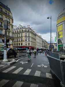 Bidirectional cycle lane on Rue du Havre