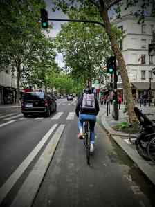 Kerb-protected cycle lane on Avenue de Clichy