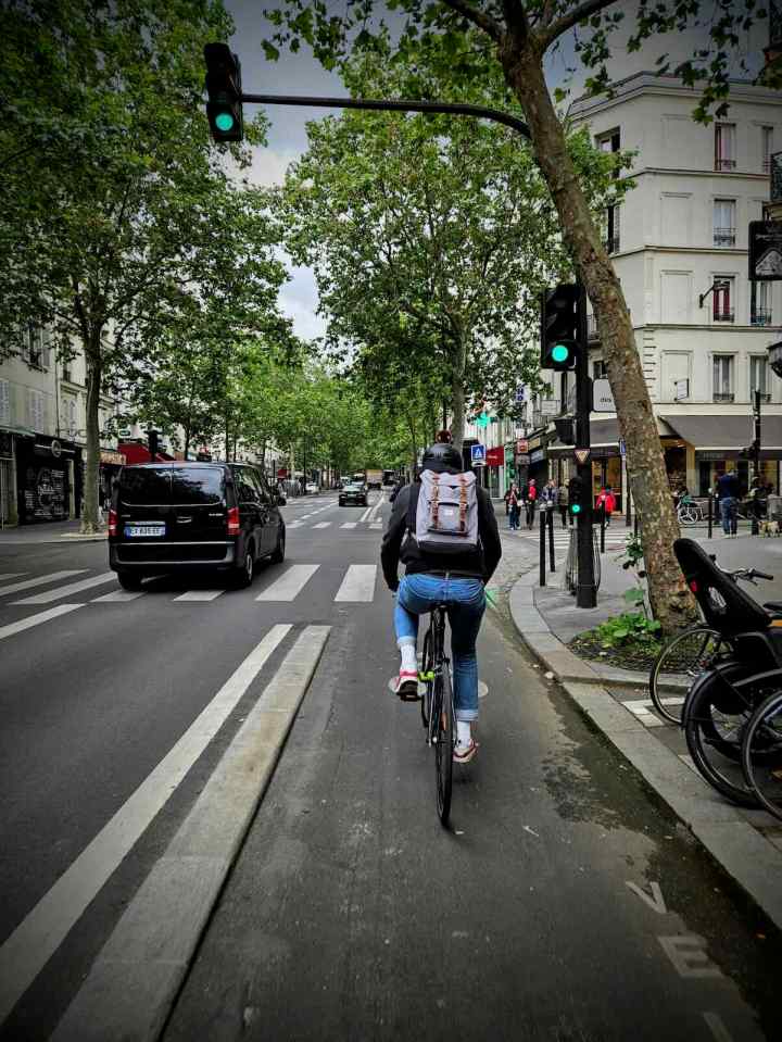 Kerb-protected cycle lane on Avenue de Clichy