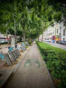 Cycle path in the middle of Boulevard de Clichy