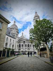 The side of Basilique du Sacré-Cœur